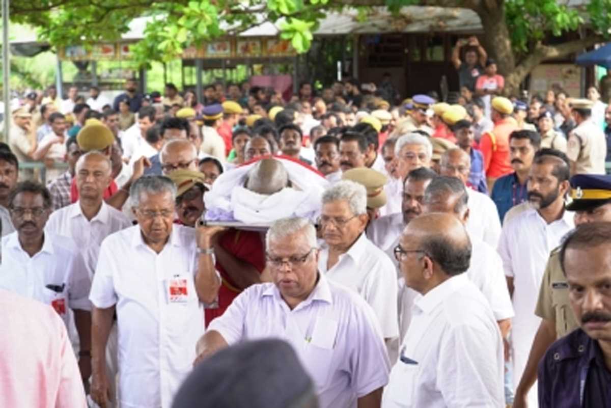 बालकृष्णन के शोक सभा में पहुंचे विजयन, येचुरी, करात, हुए भावुक